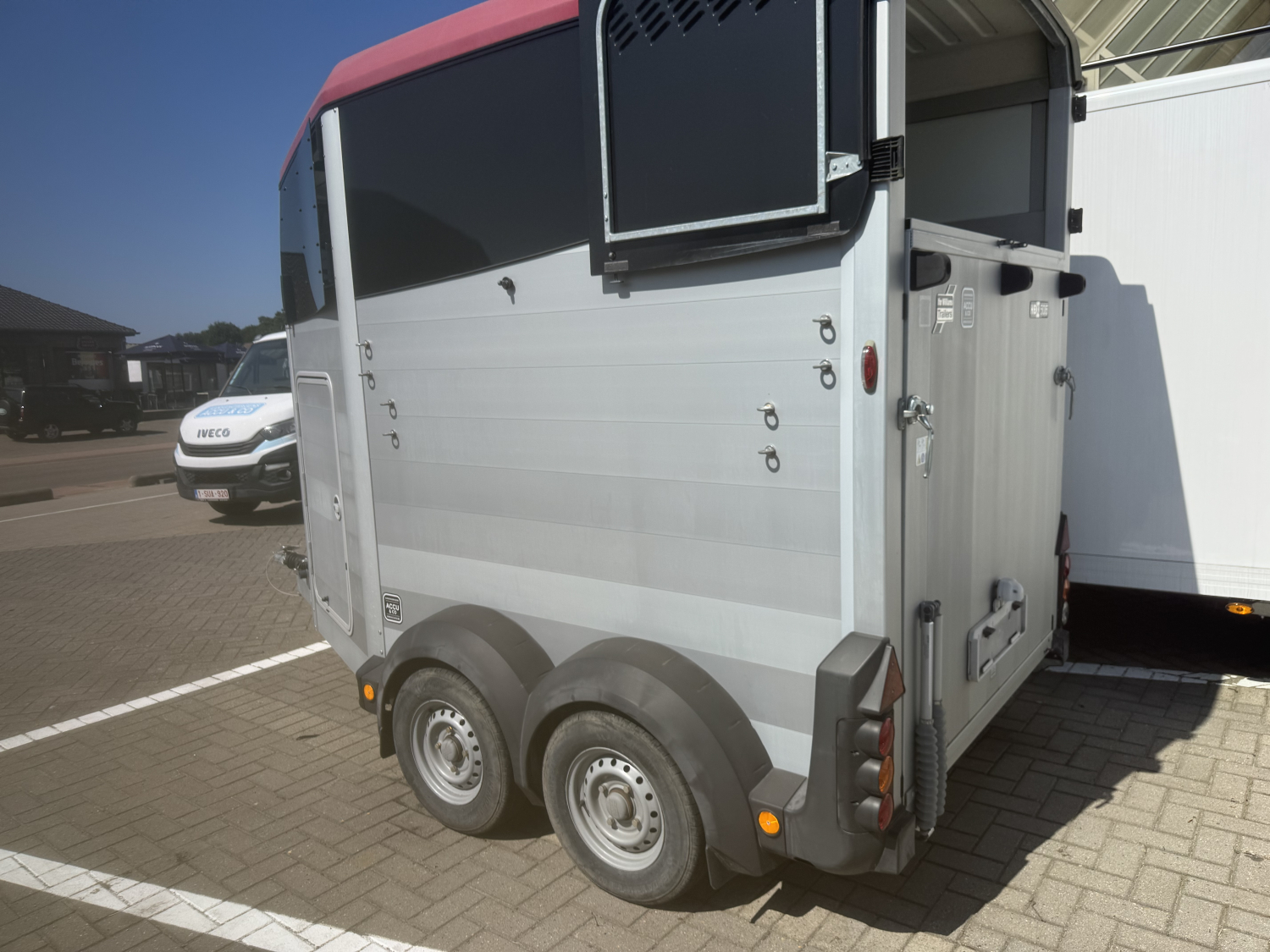 Paardentrailer HBX506TL met ingebouwde zadelkamer