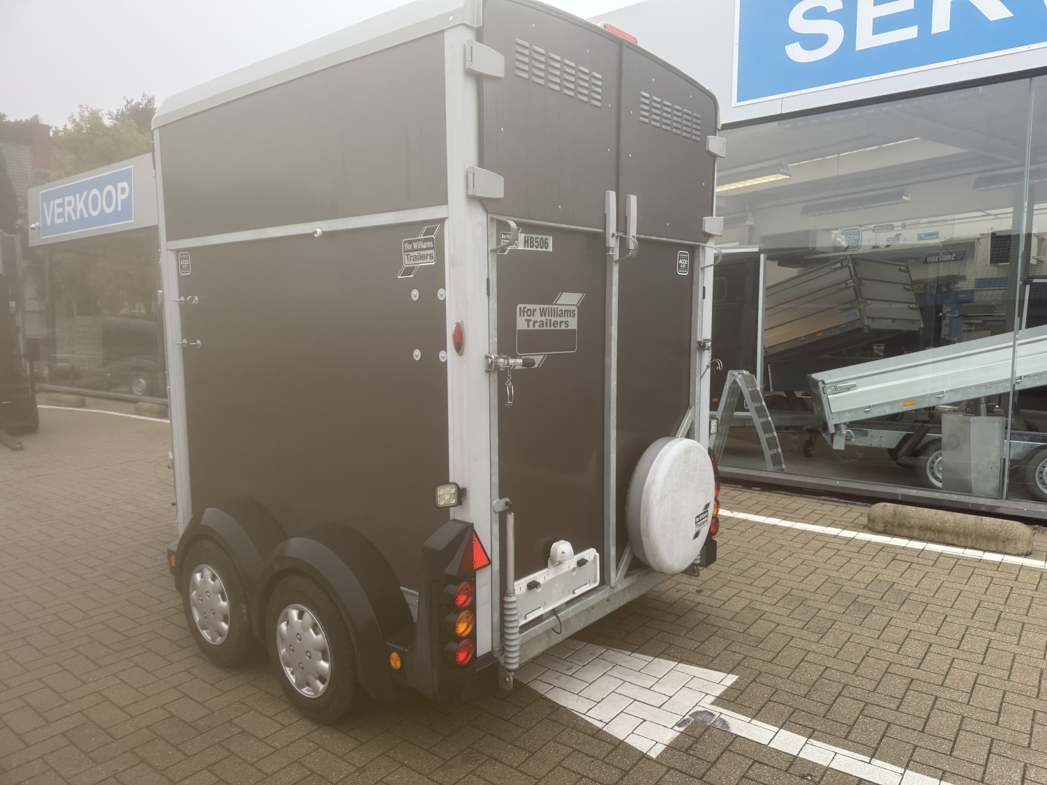 Ifor Williams HB506 met vooruitloop (graphitti kleur)