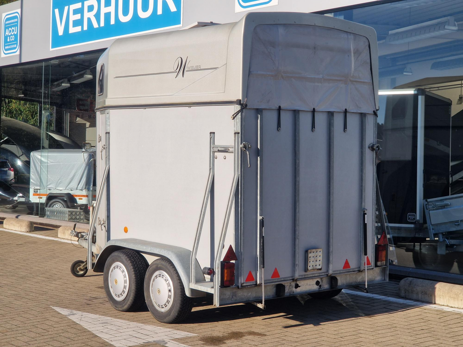 Paardentrailer met ingebouwde zadelkamer / Weyer