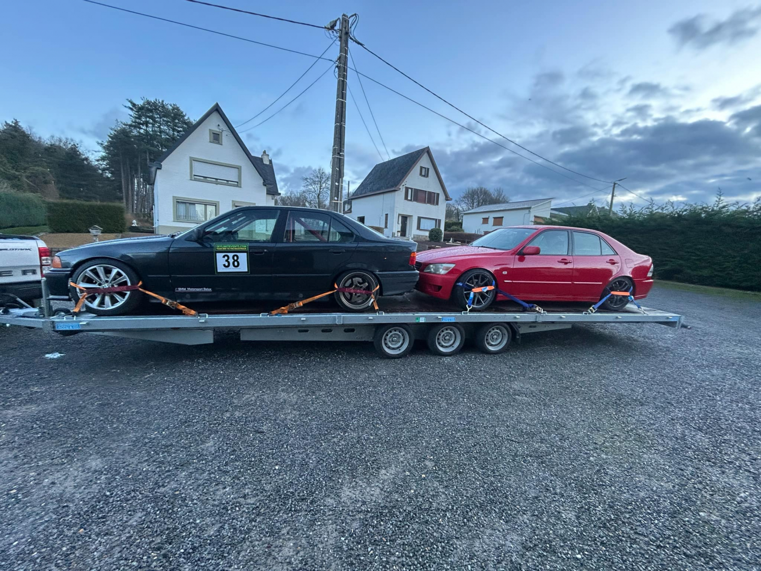 8m50 x 2m20 / 3500 kg / Plateau aanhangwagen met ingebouwde oprijplaten